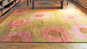 Designerteppich Flower Power Teppich Flower Power von Tufenkian ausgelegt in einem Wohnzimmer